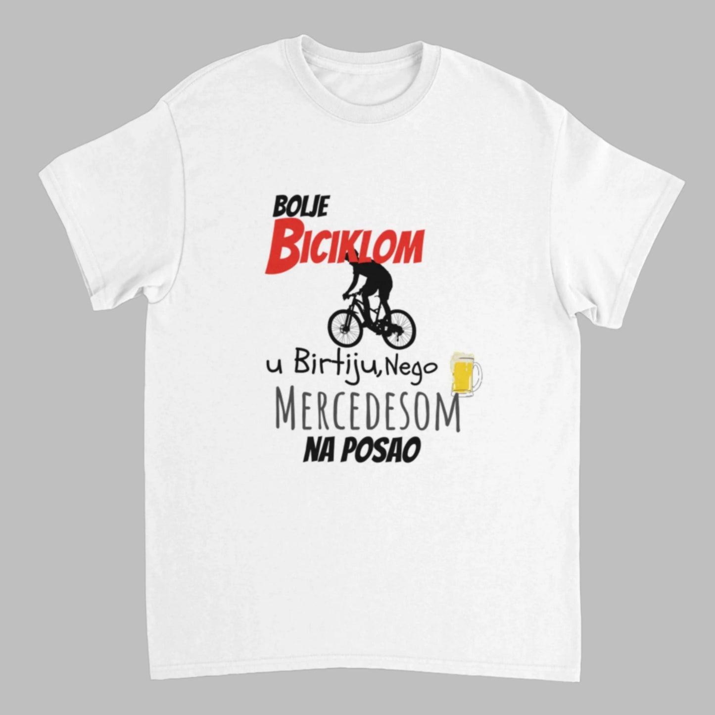 Bijela pamučna majica s crnim natpisom 'Bolje biciklom u birtiju nego mercedesom na posao', šaljivi dizajn za ljubitelje humora i opuštenog stila.