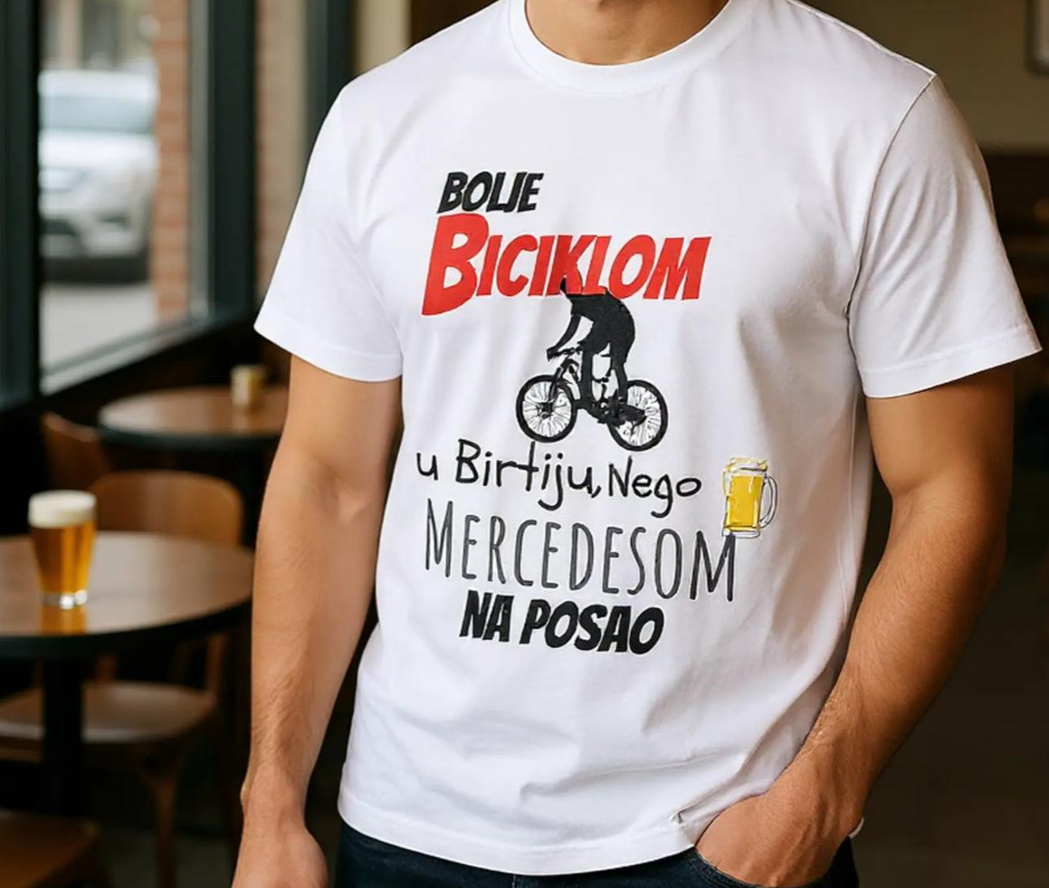Detaljan prikaz natpisa na bijeloj majici: 'Bolje biciklom u birtiju nego mercedesom na posao