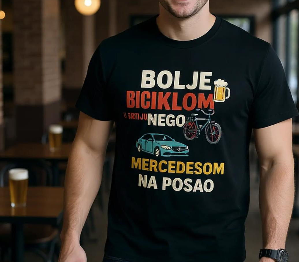 Crna muška majica kratkih rukava na modelu s natpisom "Bolje bicikom u..." otisnutim na prsima; minimalistički dizajn, humoristična poruka