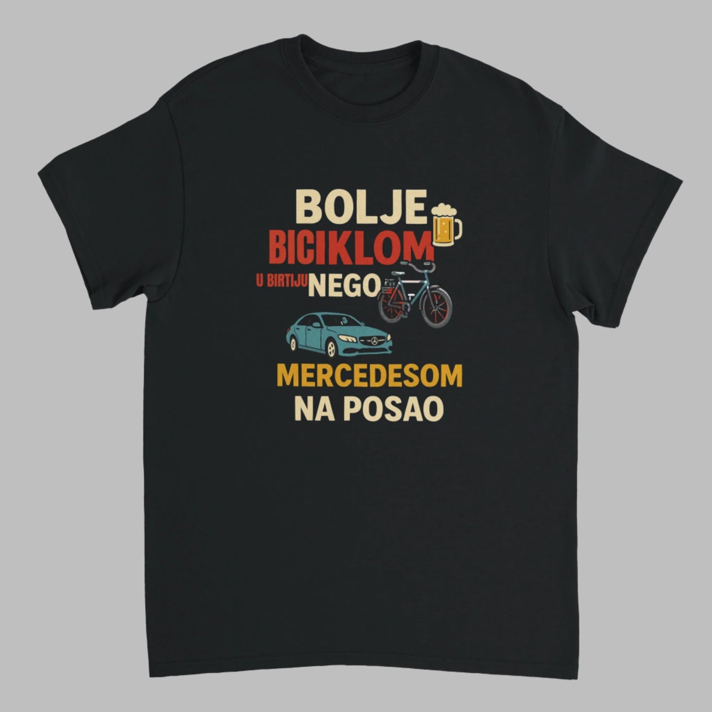 Crna muška majica kratkih rukava s natpisom "Bolje bicikom u..." otisnutim na prsima; minimalistički dizajn, humoristična poruka