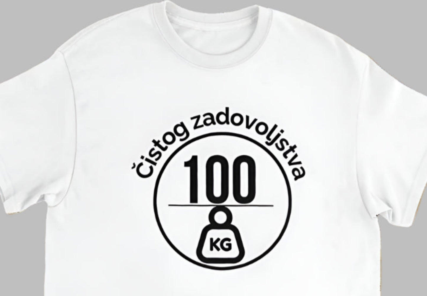 Detaljan prikaz crnog printa '100 kg čistog zadovoljstva' na bijeloj muškoj majici.