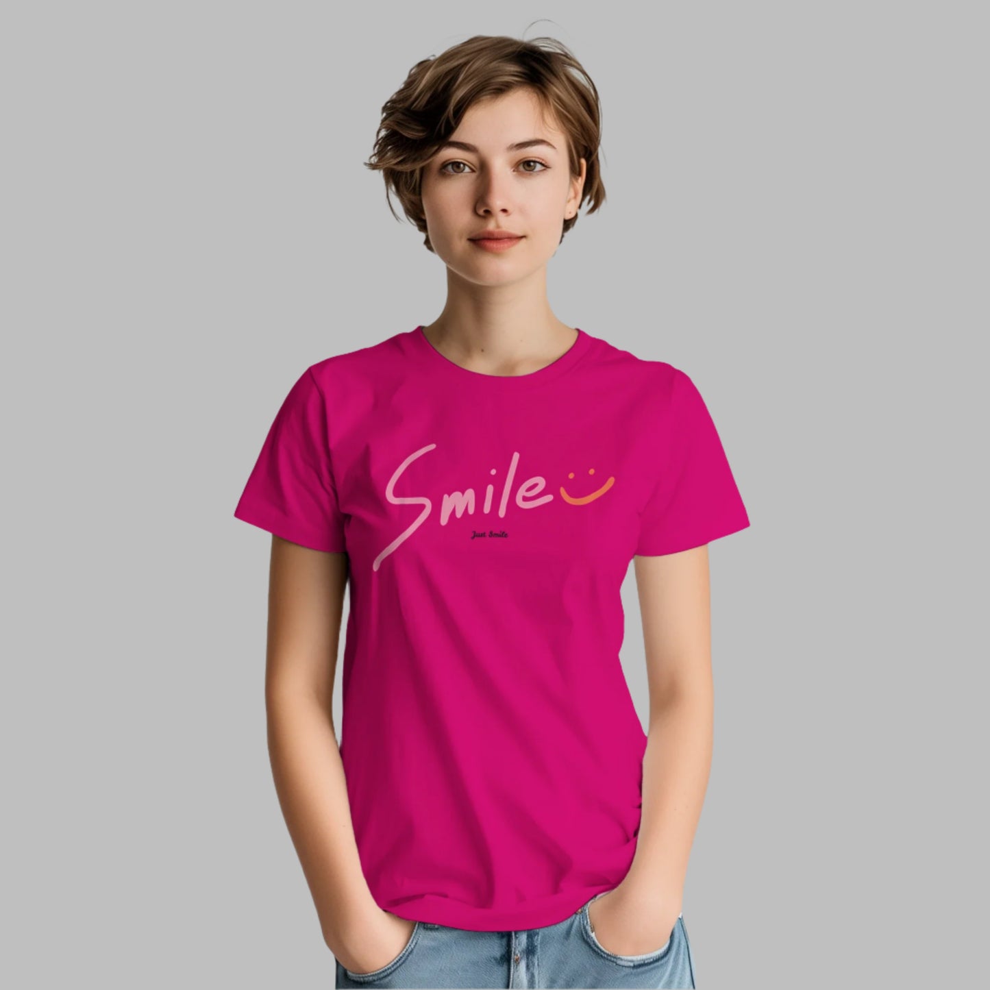 Ženska berry roza majica kratkih rukava s natpisom 'SMILE', prikazana na modelu sprijeda