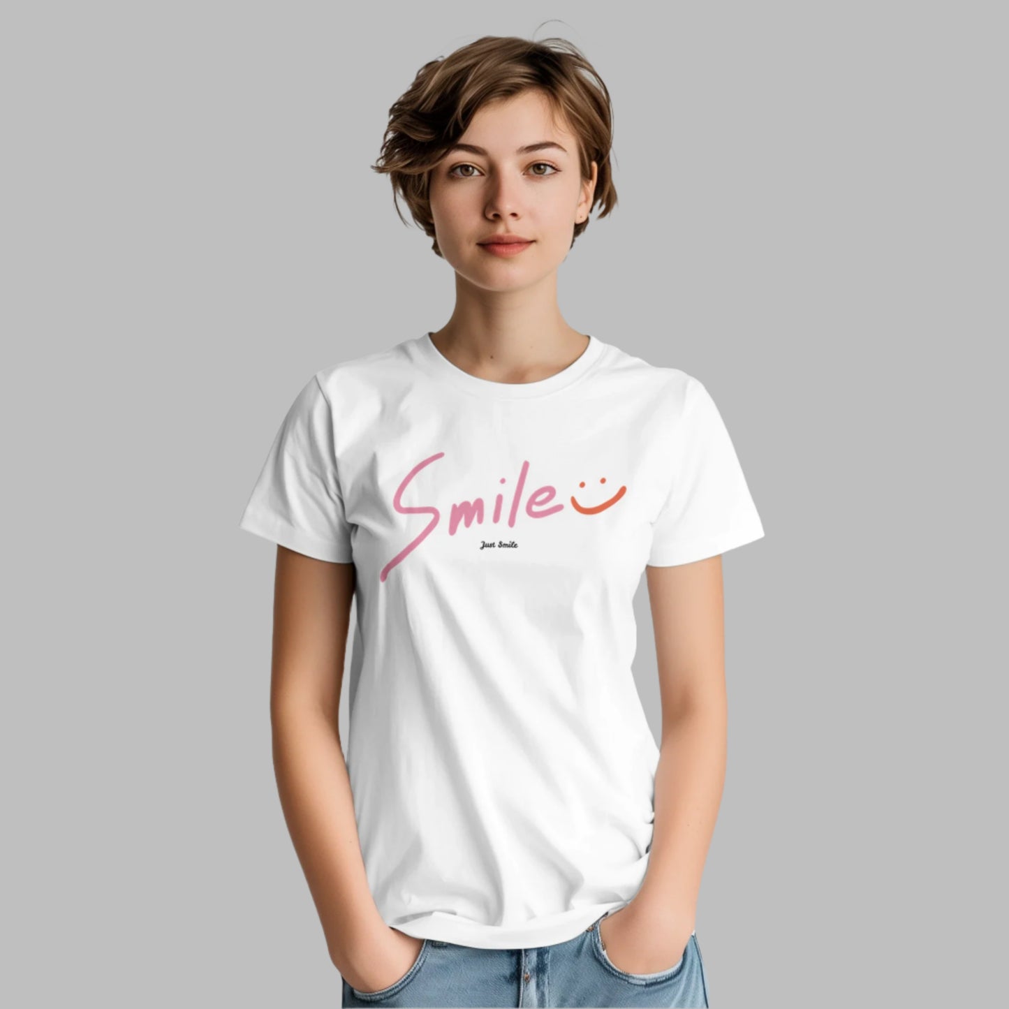 Ženska bijela majica kratkih rukava s natpisom 'SMILE', prikazana na modelu sprijeda