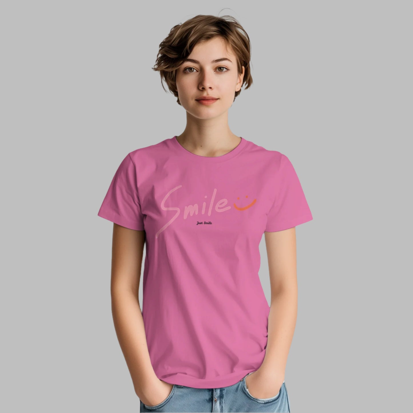 Ženska light roza majica kratkih rukava s natpisom 'SMILE', prikazana na modelu sprijeda